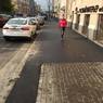 На улице Пречистенка в центре Москвы закатали в асфальт новую тротуарную плитку