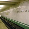 В метро Москвы двое упали на рельсы, один погиб
