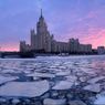 Пьяная женщина решила в центре столицы перейти Москву-реку