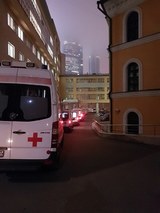 Скорые пять часов стояли в очереди к московской больнице