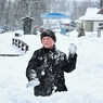Восьмиклассницу госпитализировали после игры в снежки на территории школы в Москве