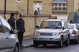 Британская полиция ведет переговоры с вооруженными мечами людьми, захватившими храм