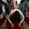 Крымские татары молятся под надзором московского ОМОНа