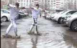 Все в белом танце: блогеры показали казанские лужи весьма экстравагантным способом