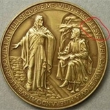 Медали Ватикана отчеканили с опечаткой в имени Иисуса