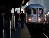 Десятки человек пострадали в результате аварии в метро Нью-Йорка