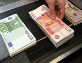 Официальный курс рубля укрепился к доллару и евро