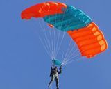 Вице-президент Google побил мировой рекорд по прыжкам с парашютом