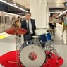 Американский актёр сыграл на барабанах в метро Лос-Анджелеса