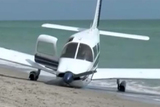 Рухнувший на пляж во Флориде самолет насмерть сбил мужчину
