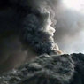 Вулкан Жупановский на Камчатке выбросил столб пепла