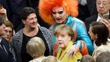 В СМИ попало фото Меркель  в объятиях травести-дивы  Оливии  Джонс