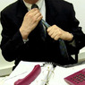 Туго затянутый галстук у мужчины может привести к потере зрения