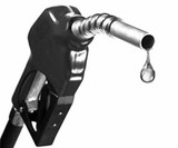 Бензин в РФ подешевел за год на треть... Если считать в долларах