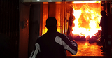 В Екатеринбурге горит и взрывается склад пиротехники