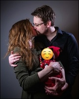 Супруга Эдварда Сноудена поделилась фото с рождествеским младенцем пары