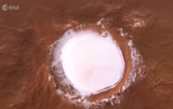 Полет вокруг заполненного льдом марсианского кратера показали на видео