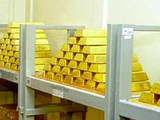 Мировые цены на золото снизилось к минимум за полтора месяца