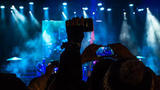 На концерте в Испании иностранцы украли более 60 телефонов