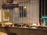 Сочувствующие несут цветы к посольству Франции в Москве
