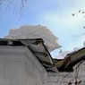 В Турции снежные глыбы сорвались с крыши мечети и обрушились прохожих