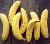 Французский футболист получил "горчичник" за съеденный банан