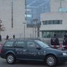 Исписанный лозунгами автомобиль врезался в ворота офиса Меркель