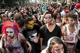 В Мехико тысячи зомби набрасывались на прохожих (ФОТО)