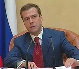 Медведев обещает продолжать повышать зарплаты бюджетникам