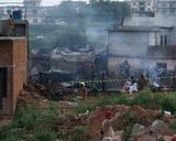 Военный самолёт упал на жилой район в Пакистане