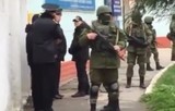 Украинская армия в Крыму сдает оружие