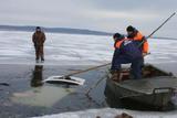 Два трупа найдены в провалившемся под лед на Ладоге автомобиле