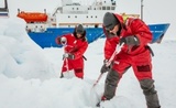 Пассажиры «Академика» ждут, когда ледокол КНР одолеет лед
