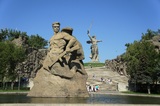 В память о Сталинградской битве детсадовцев поставили на снег на колени