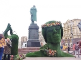 С глаз долой: "Зеленую голову" увезли из центра Москвы в Южное Тушино