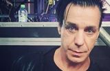 Источники: Лидер группы Rammstein сломал челюсть фанату во время ссоры в отеле
