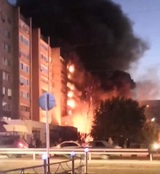 В Ейске военный самолет с боекомплектом упал на многоквартирный жилой дом, который сейчас горит