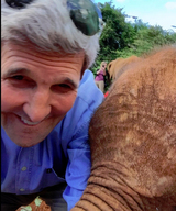 Селфимания поразила госсекретаря США Джон Керри в слоновьем приюте