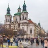 Семерых обливших кетчупом ворота посольства России в Чехии задержала полиция Праги