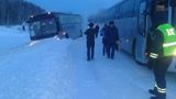 На трассе под Томском замерз автобус с пассажирами, людей спасли сотрудники полиции