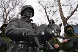 Украинцы высмеяли "вежливого солдата" с котом