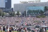 Протестующие в Минске стоят у Дома Независимости – резиденции Лукашенко