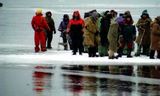 Льдина с ​15 рыбаками оторвалась от берега в Приморье