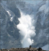 С вершины Эвереста сошла лавина, погибло шесть человек