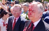 Посла России в Польше облили красной краской