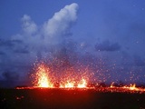На Гавайях вулкан Килауэа продолжает выбрасывать лаву и пепел
