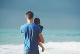 Ученые считают, что мужчинам лучше не затягивать с отцовством
