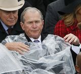 Буш-младший стал еще одним мемом инаугурации Трампа из-за неподатливого дождевика