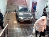 Автомобиль съехал в переход вестибюля станции "Профсоюзная" столичного метро