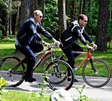 Путин поднял зарплату себе и Медведеву